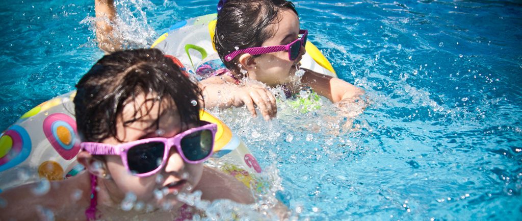 dzieci na basenie, nauka pływania